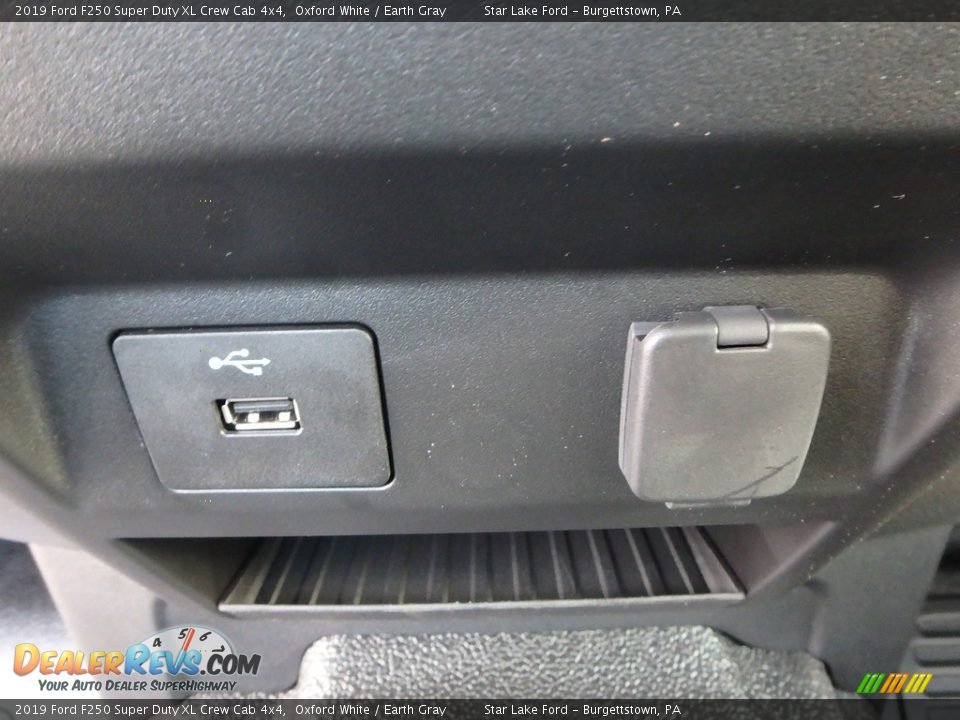 2019 Ford F250 Super Duty XL Crew Cab 4x4 Oxford White / Earth Gray Photo #18