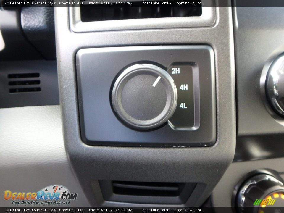2019 Ford F250 Super Duty XL Crew Cab 4x4 Oxford White / Earth Gray Photo #17