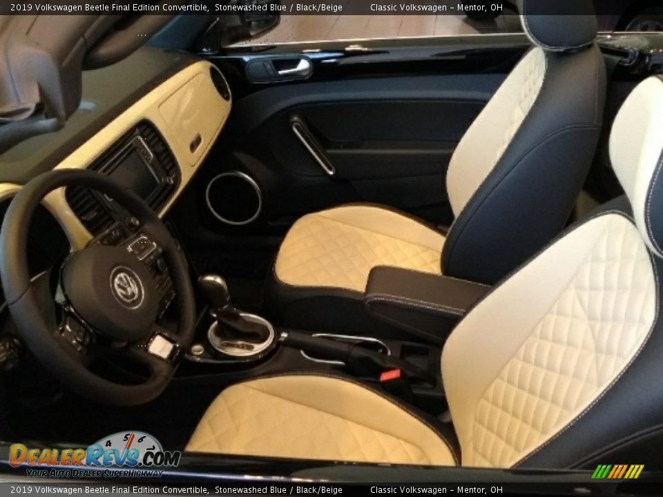 Front Seat of 2019 Volkswagen Beetle Final Edition Convertible Photo #2