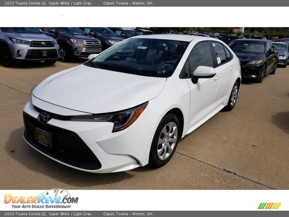 Front 3/4 View of 2020 Toyota Corolla LE Photo #1