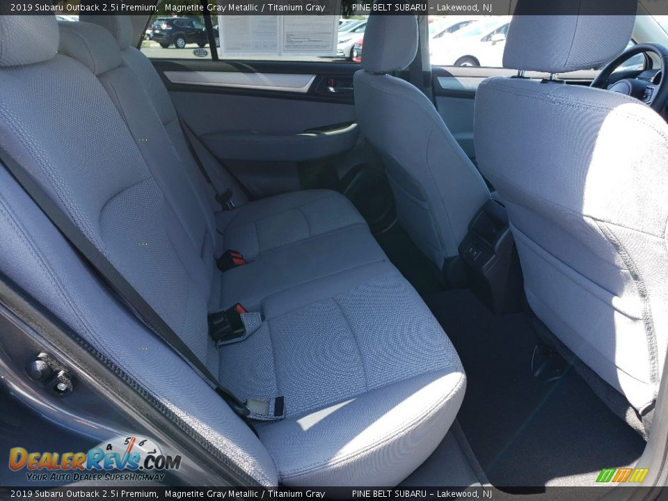 2019 Subaru Outback 2.5i Premium Magnetite Gray Metallic / Titanium Gray Photo #17