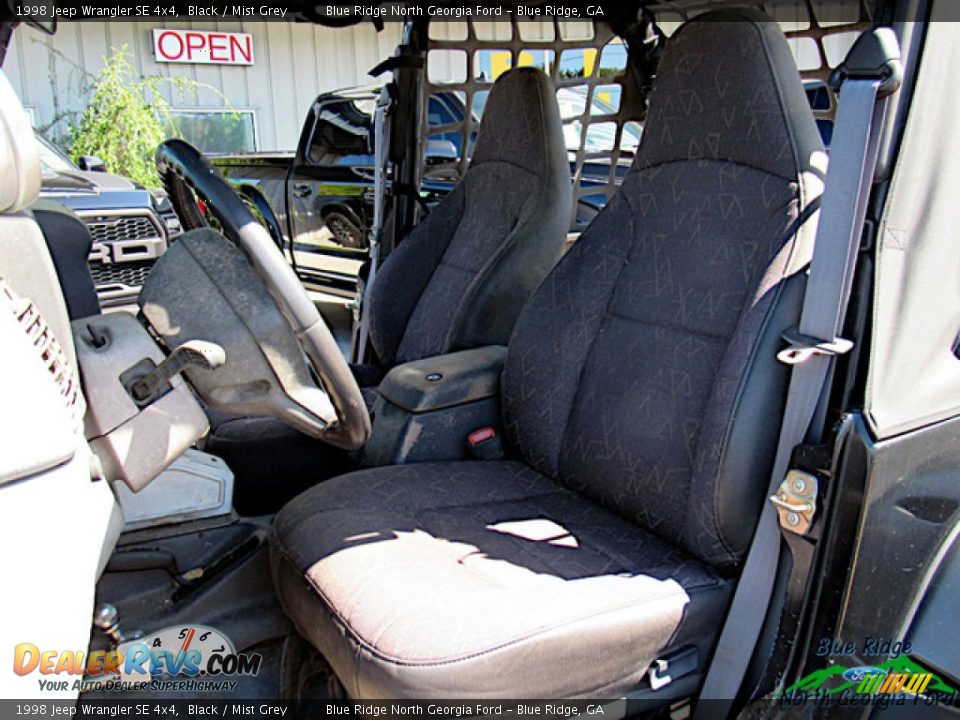 1998 Jeep Wrangler SE 4x4 Black / Mist Grey Photo #11