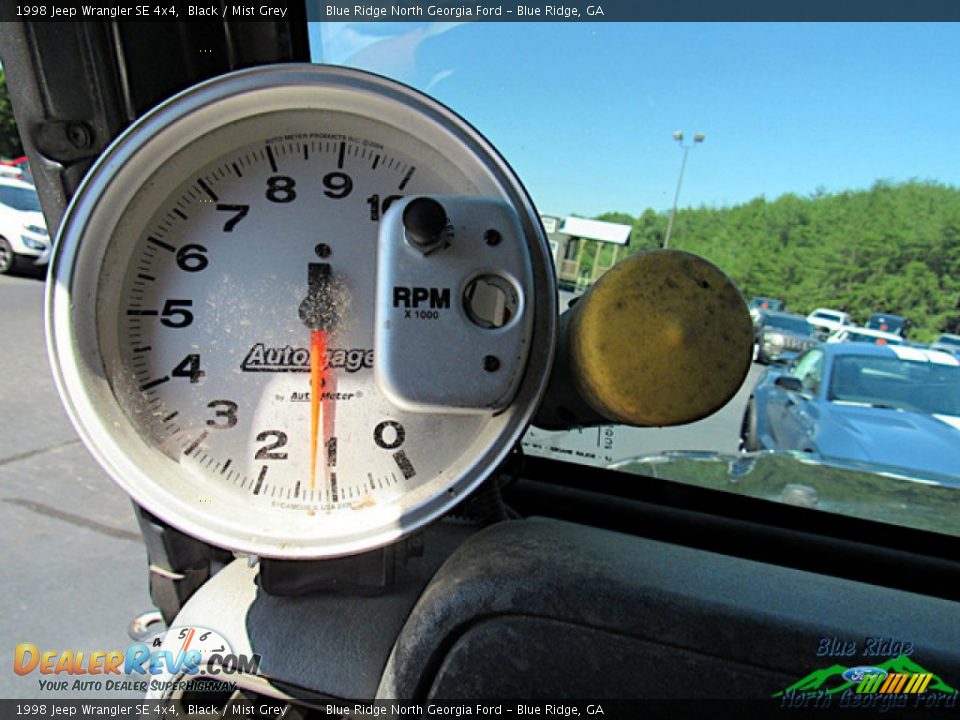 1998 Jeep Wrangler SE 4x4 Black / Mist Grey Photo #17