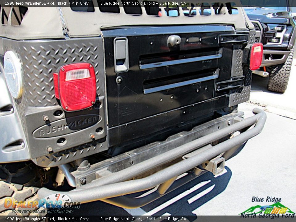 1998 Jeep Wrangler SE 4x4 Black / Mist Grey Photo #25