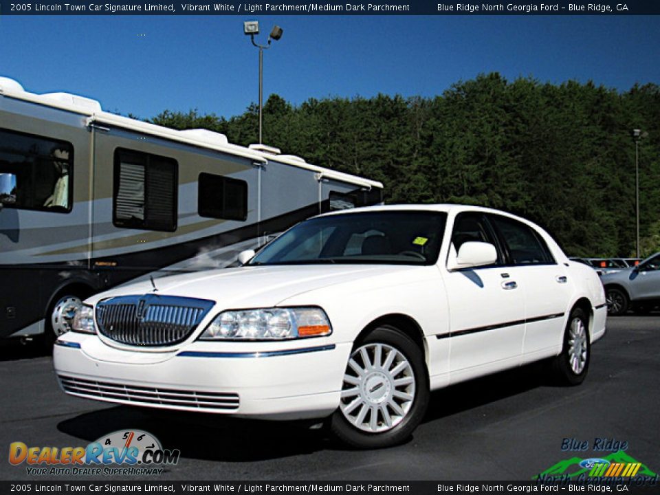 2005 Lincoln Town Car Signature Limited Vibrant White / Light Parchment/Medium Dark Parchment Photo #1