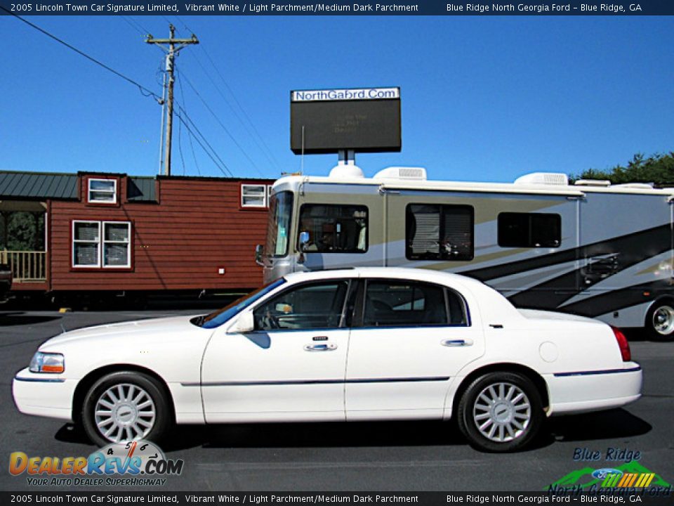 2005 Lincoln Town Car Signature Limited Vibrant White / Light Parchment/Medium Dark Parchment Photo #2