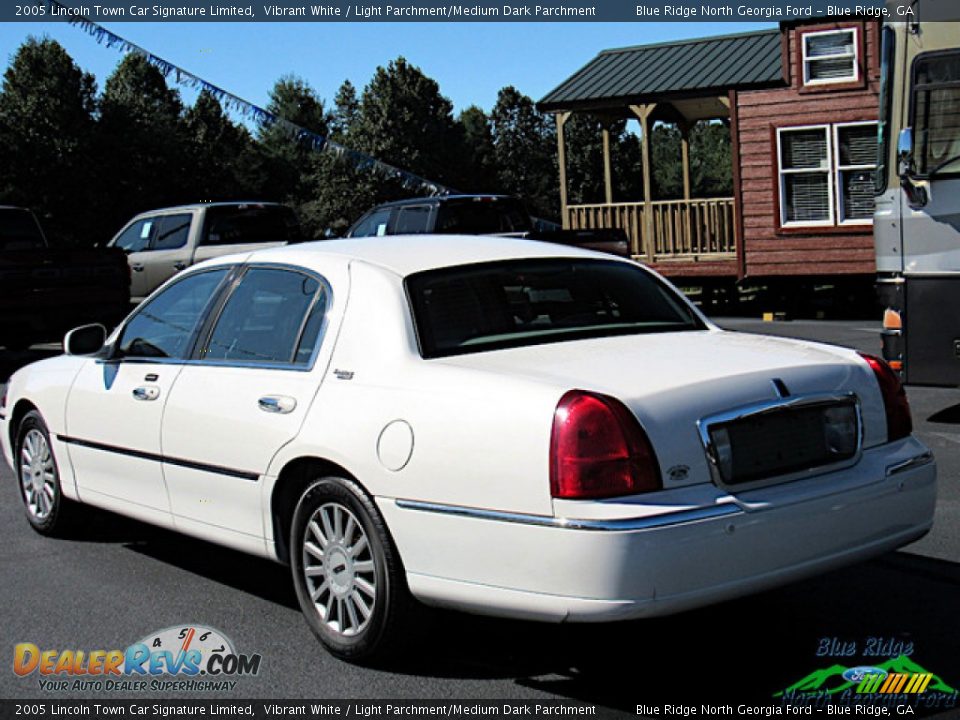 2005 Lincoln Town Car Signature Limited Vibrant White / Light Parchment/Medium Dark Parchment Photo #3