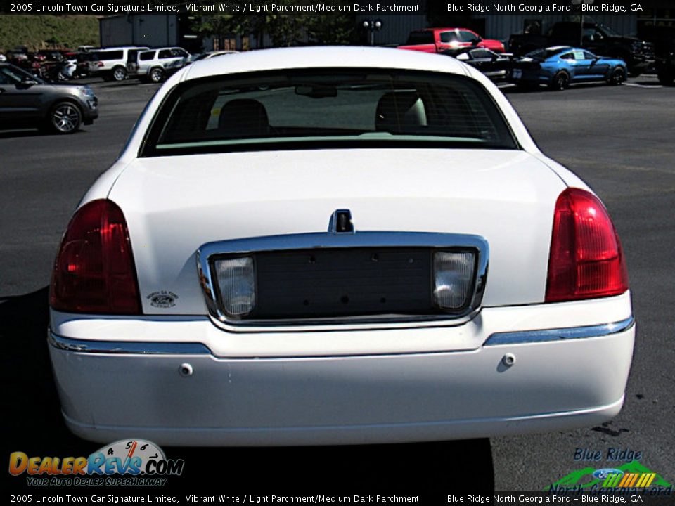 2005 Lincoln Town Car Signature Limited Vibrant White / Light Parchment/Medium Dark Parchment Photo #4