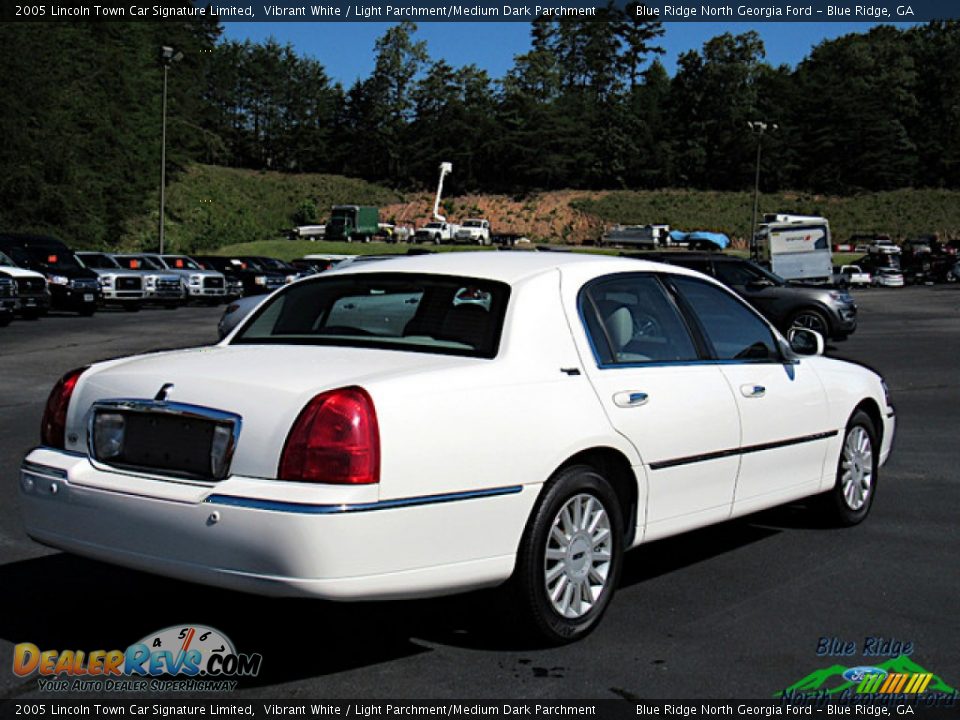 2005 Lincoln Town Car Signature Limited Vibrant White / Light Parchment/Medium Dark Parchment Photo #5