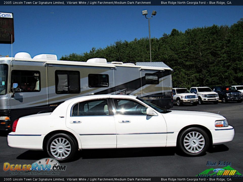 2005 Lincoln Town Car Signature Limited Vibrant White / Light Parchment/Medium Dark Parchment Photo #6