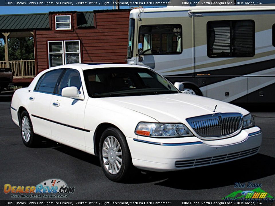 2005 Lincoln Town Car Signature Limited Vibrant White / Light Parchment/Medium Dark Parchment Photo #7