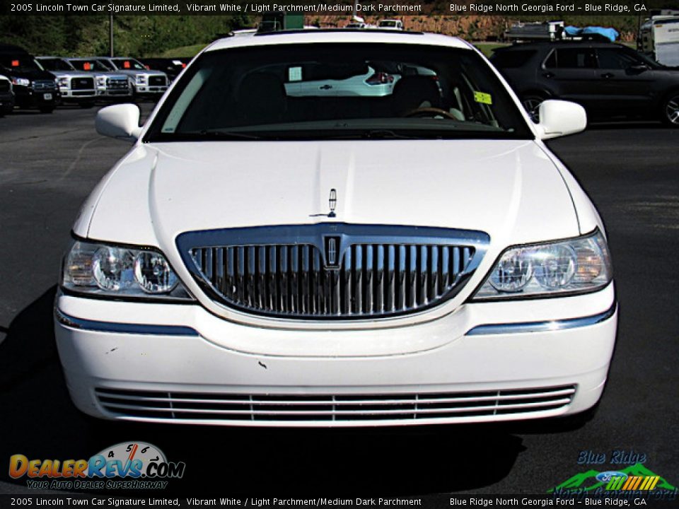 2005 Lincoln Town Car Signature Limited Vibrant White / Light Parchment/Medium Dark Parchment Photo #8