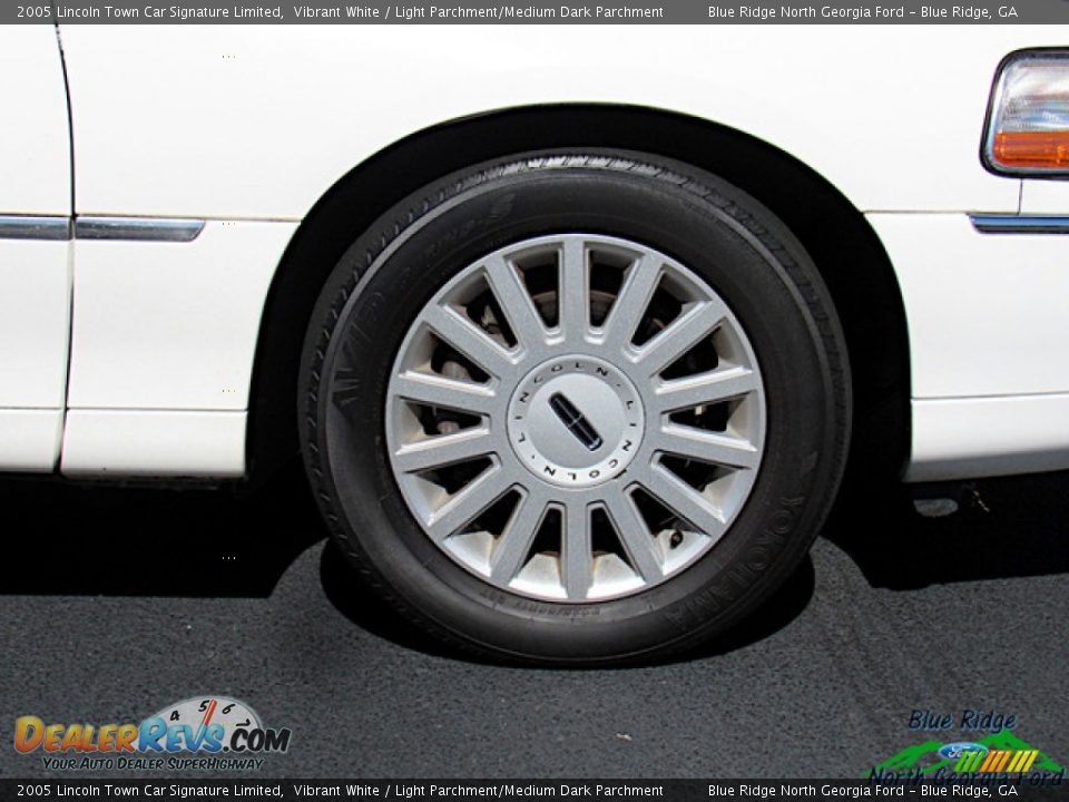 2005 Lincoln Town Car Signature Limited Vibrant White / Light Parchment/Medium Dark Parchment Photo #9