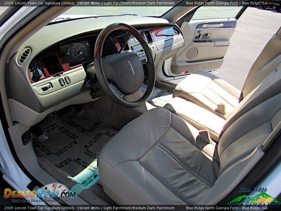 2005 Lincoln Town Car Signature Limited Vibrant White / Light Parchment/Medium Dark Parchment Photo #10