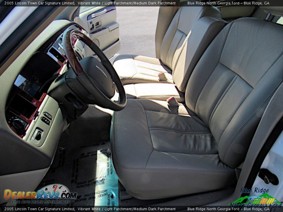 2005 Lincoln Town Car Signature Limited Vibrant White / Light Parchment/Medium Dark Parchment Photo #11