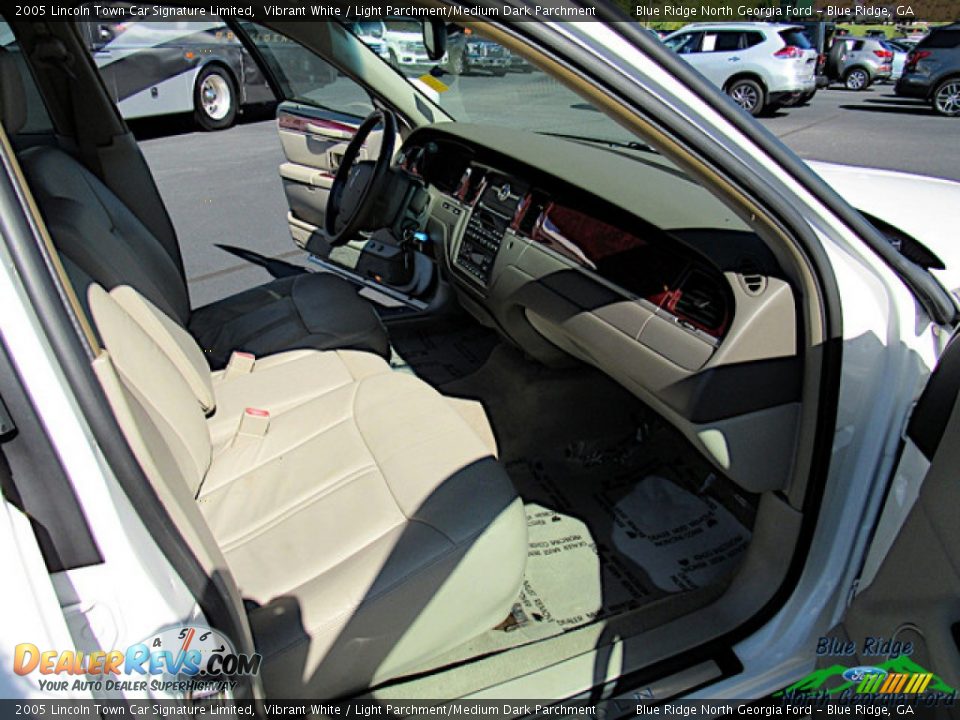 2005 Lincoln Town Car Signature Limited Vibrant White / Light Parchment/Medium Dark Parchment Photo #12