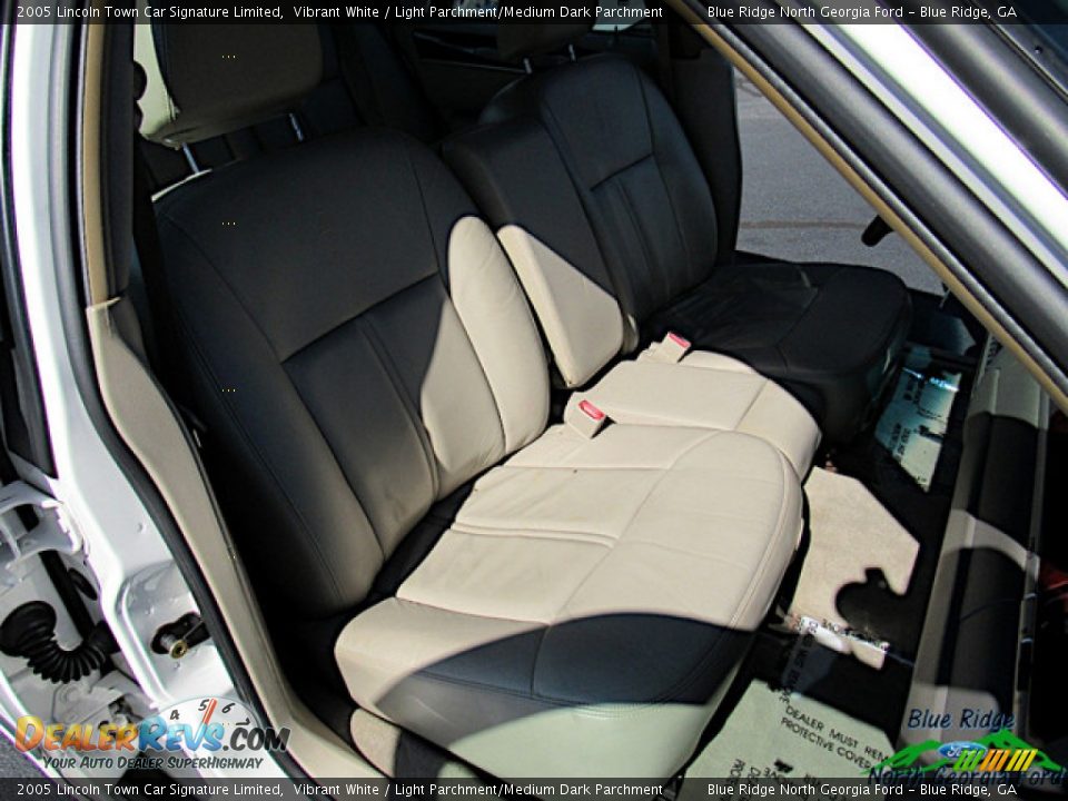 2005 Lincoln Town Car Signature Limited Vibrant White / Light Parchment/Medium Dark Parchment Photo #13
