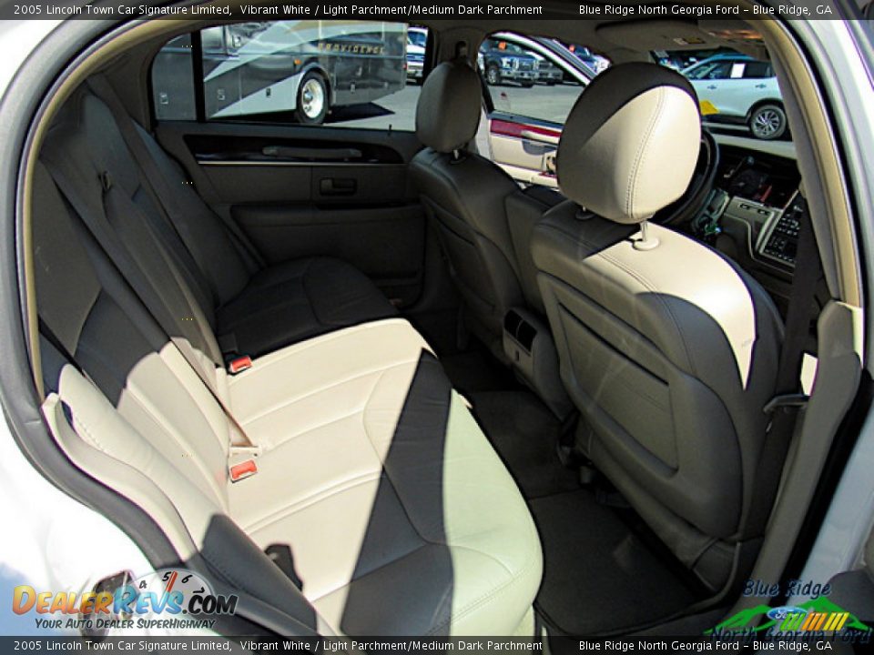 2005 Lincoln Town Car Signature Limited Vibrant White / Light Parchment/Medium Dark Parchment Photo #14