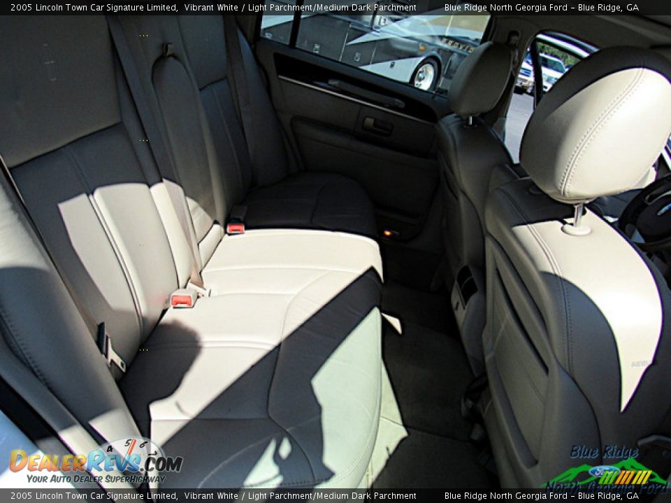 2005 Lincoln Town Car Signature Limited Vibrant White / Light Parchment/Medium Dark Parchment Photo #15