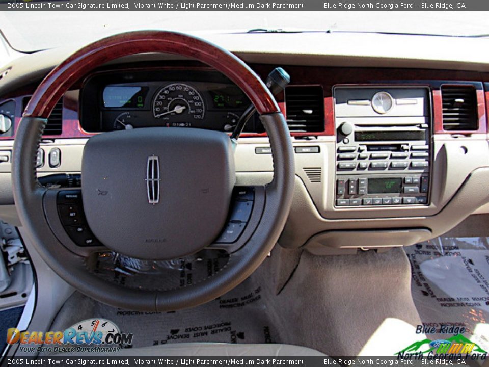 2005 Lincoln Town Car Signature Limited Vibrant White / Light Parchment/Medium Dark Parchment Photo #16