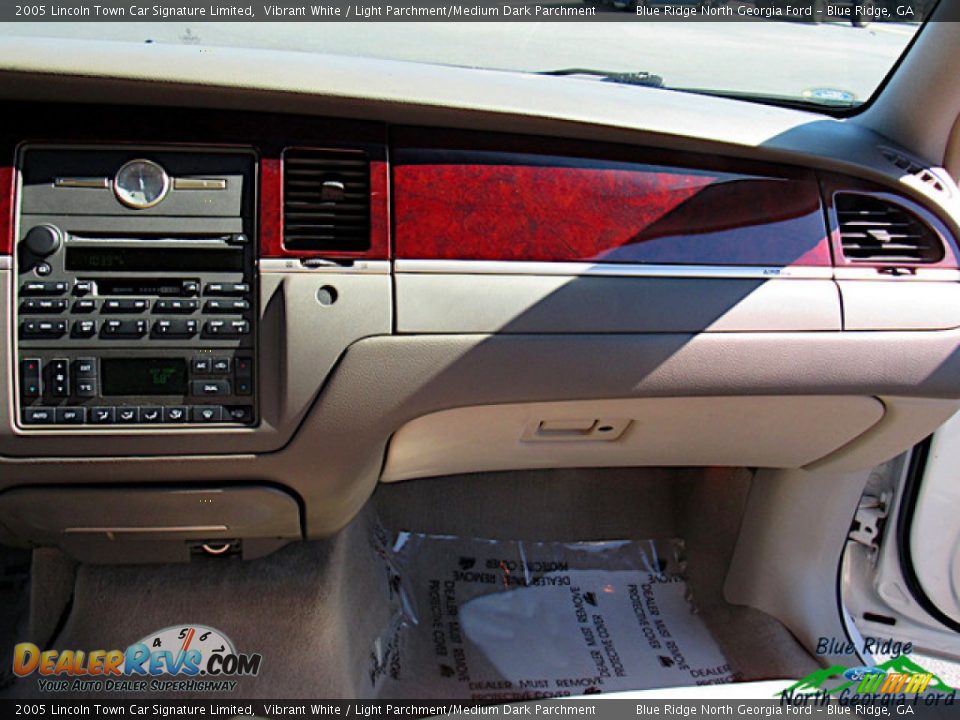 2005 Lincoln Town Car Signature Limited Vibrant White / Light Parchment/Medium Dark Parchment Photo #17