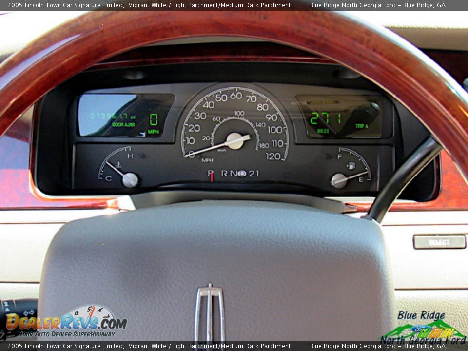 2005 Lincoln Town Car Signature Limited Vibrant White / Light Parchment/Medium Dark Parchment Photo #18