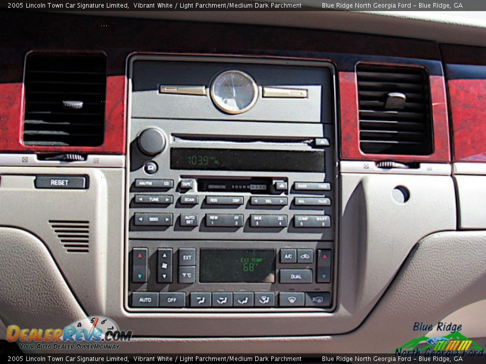 2005 Lincoln Town Car Signature Limited Vibrant White / Light Parchment/Medium Dark Parchment Photo #19