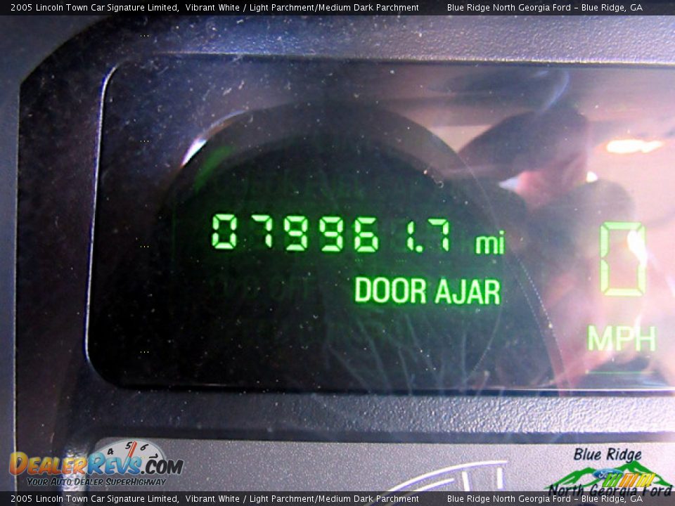 2005 Lincoln Town Car Signature Limited Vibrant White / Light Parchment/Medium Dark Parchment Photo #20