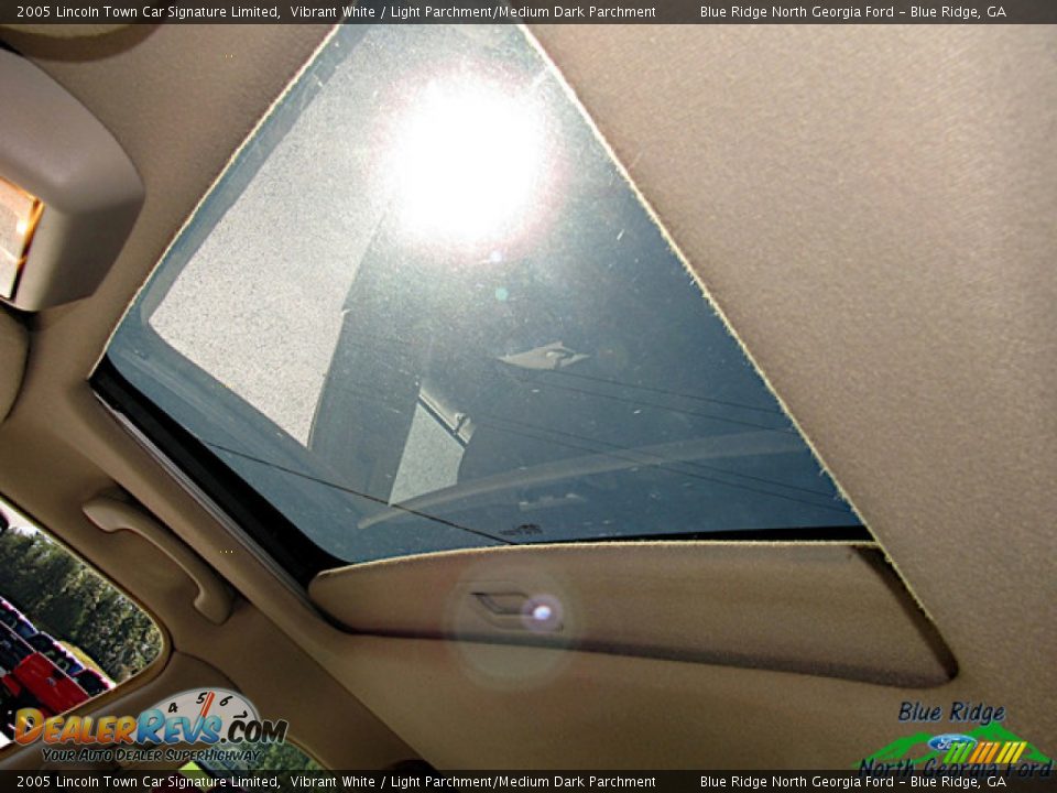 2005 Lincoln Town Car Signature Limited Vibrant White / Light Parchment/Medium Dark Parchment Photo #21