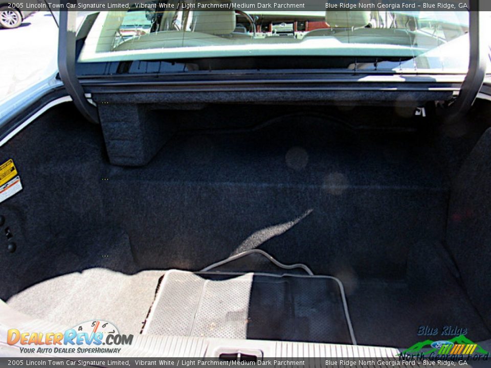 2005 Lincoln Town Car Signature Limited Vibrant White / Light Parchment/Medium Dark Parchment Photo #22