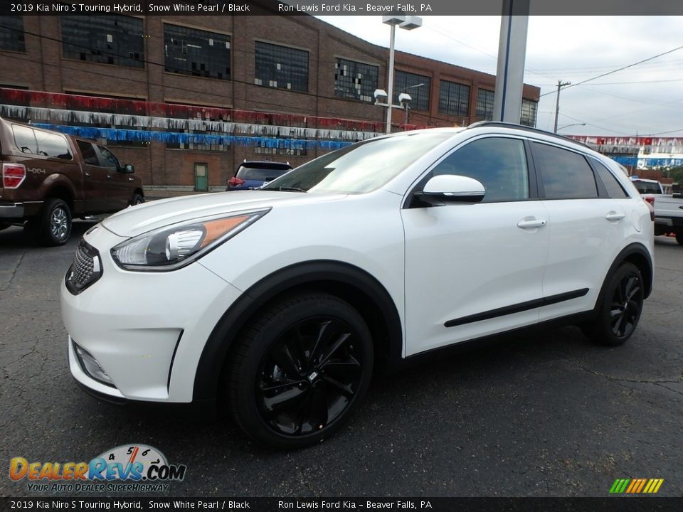Front 3/4 View of 2019 Kia Niro S Touring Hybrid Photo #7