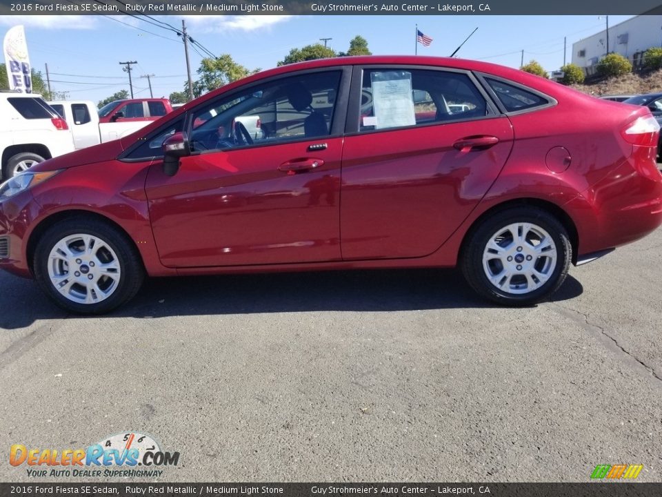 2016 Ford Fiesta SE Sedan Ruby Red Metallic / Medium Light Stone Photo #5