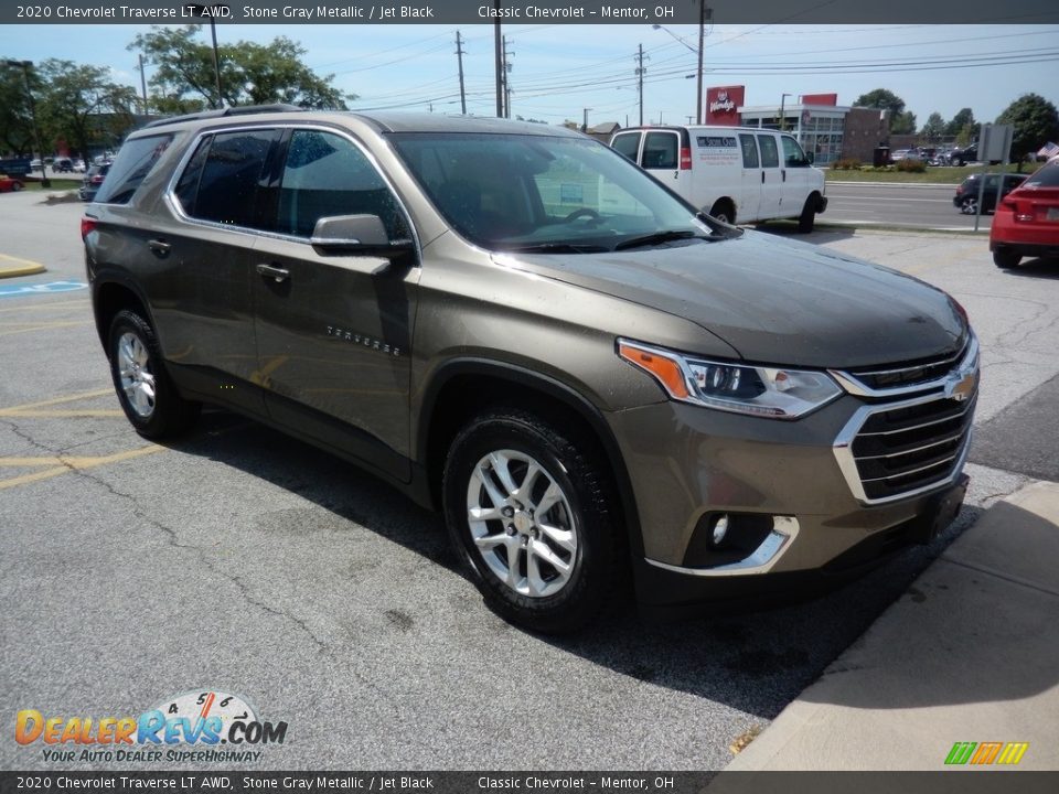 Front 3/4 View of 2020 Chevrolet Traverse LT AWD Photo #3