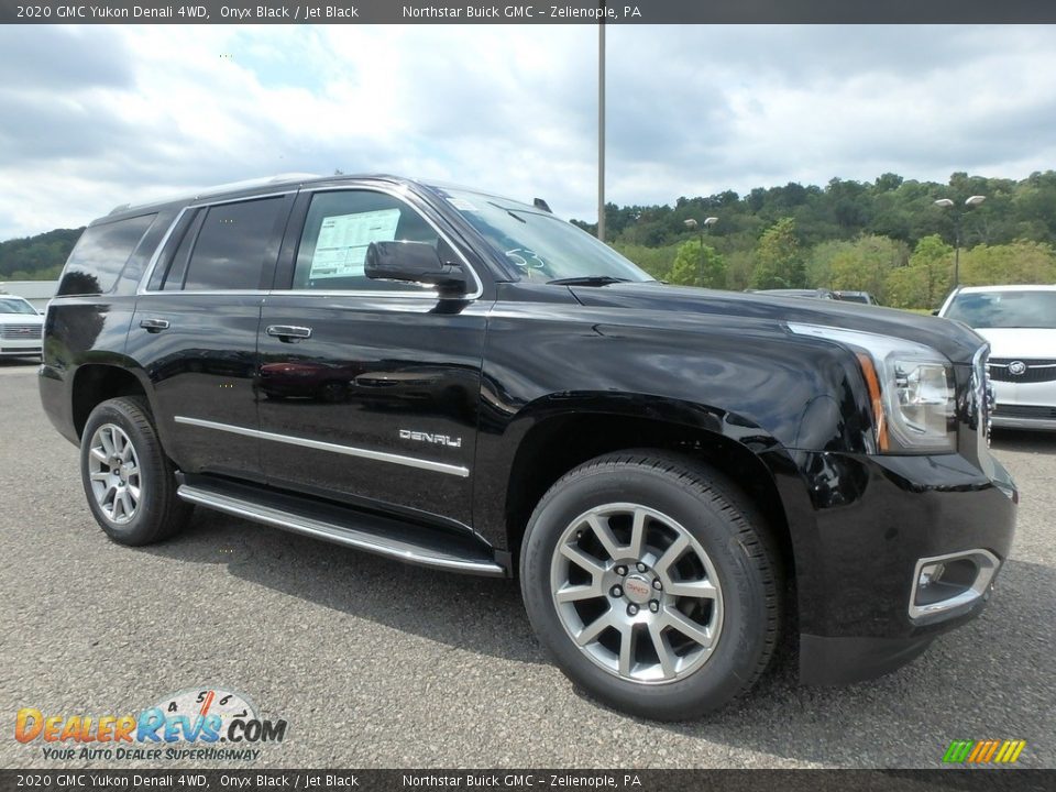 Front 3/4 View of 2020 GMC Yukon Denali 4WD Photo #3