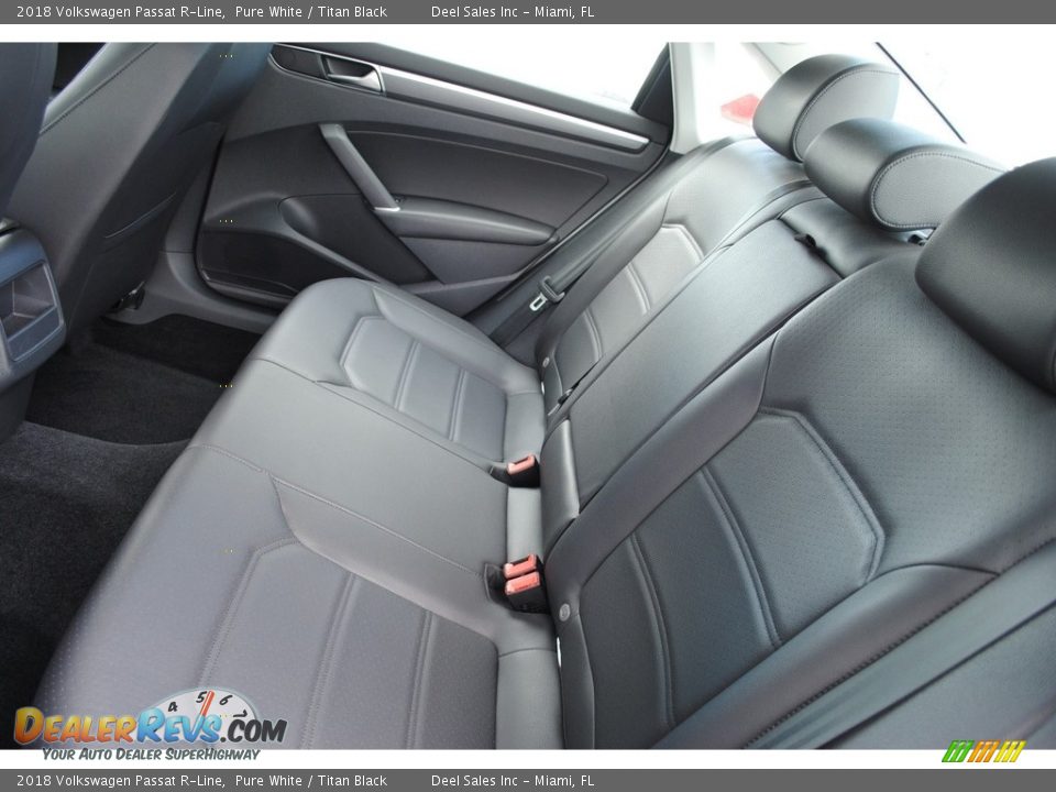 2018 Volkswagen Passat R-Line Pure White / Titan Black Photo #11