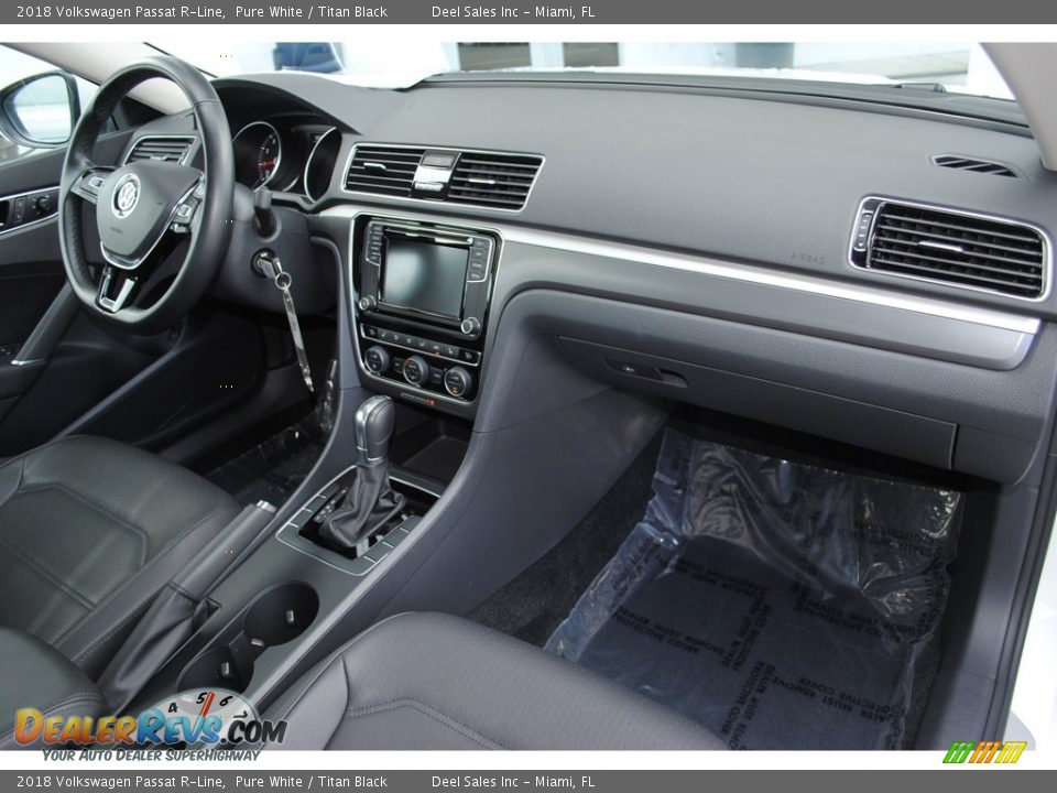2018 Volkswagen Passat R-Line Pure White / Titan Black Photo #16
