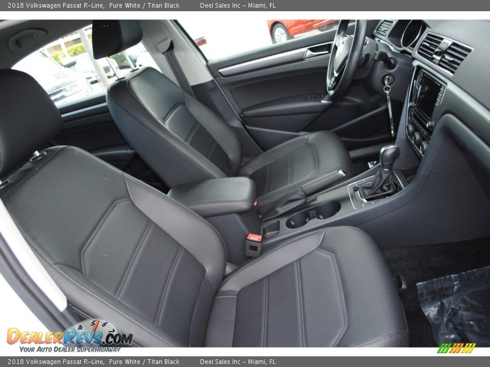2018 Volkswagen Passat R-Line Pure White / Titan Black Photo #17