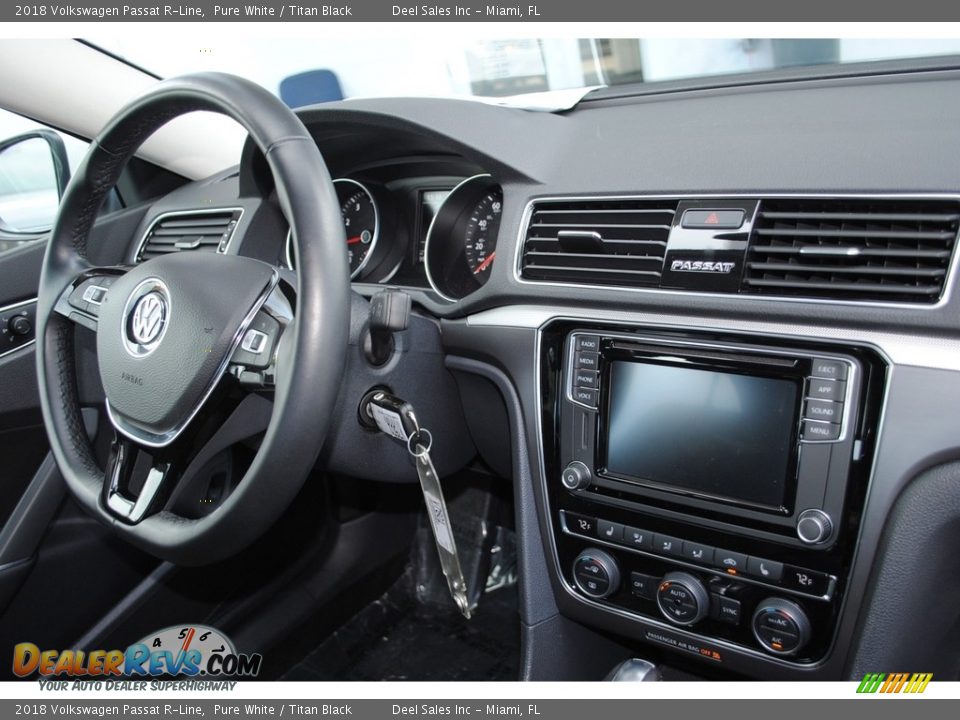 2018 Volkswagen Passat R-Line Pure White / Titan Black Photo #18