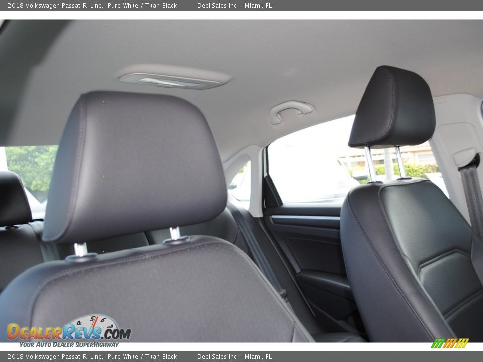 2018 Volkswagen Passat R-Line Pure White / Titan Black Photo #19