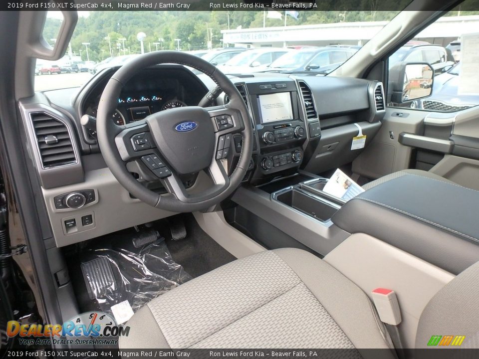 Front Seat of 2019 Ford F150 XLT SuperCab 4x4 Photo #13