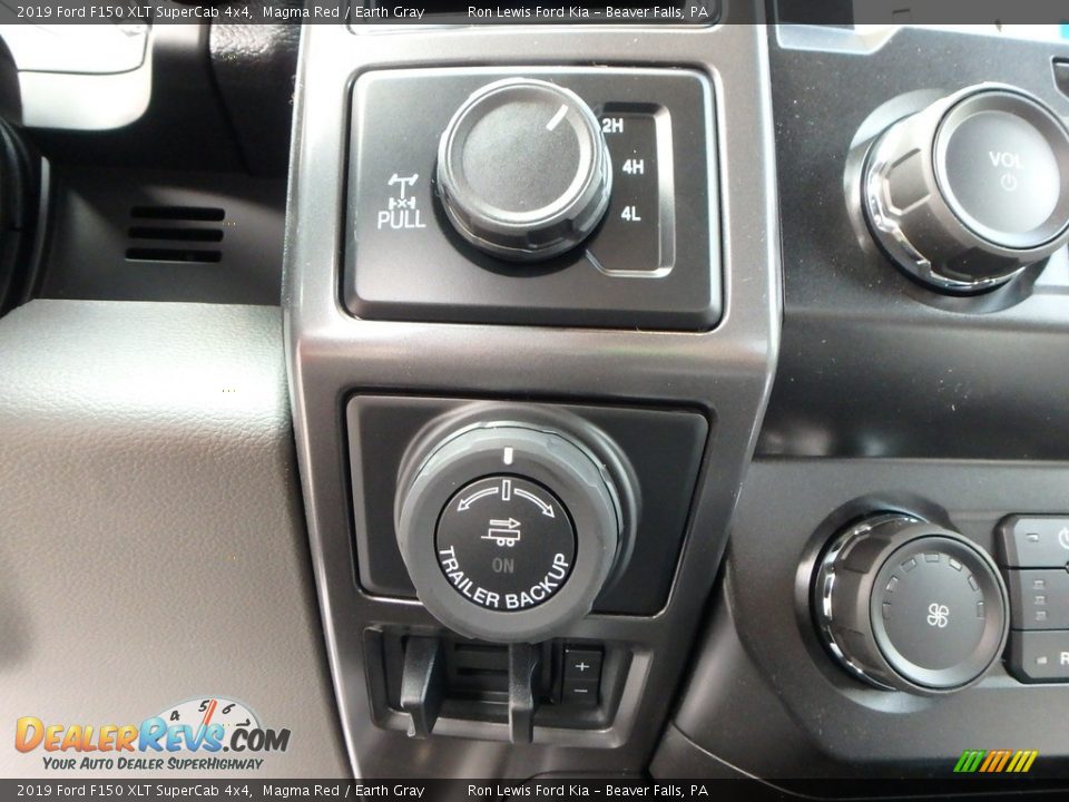 Controls of 2019 Ford F150 XLT SuperCab 4x4 Photo #16