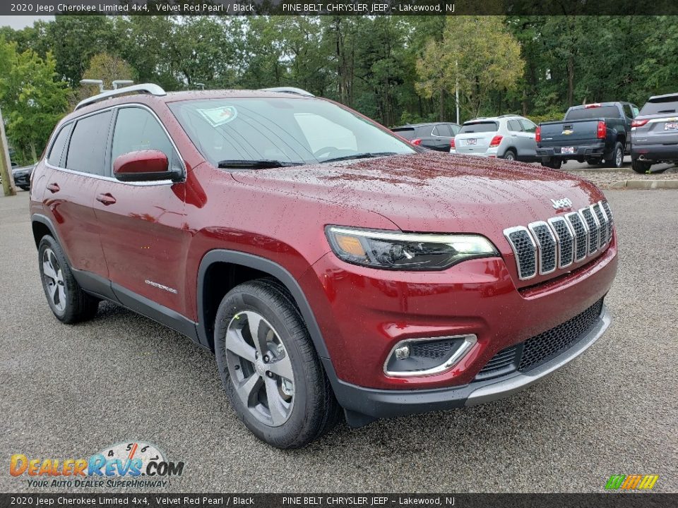 Front 3/4 View of 2020 Jeep Cherokee Limited 4x4 Photo #1