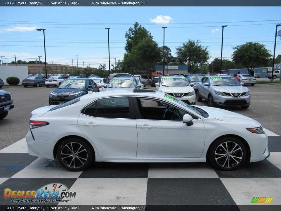 2019 Toyota Camry SE Super White / Black Photo #3