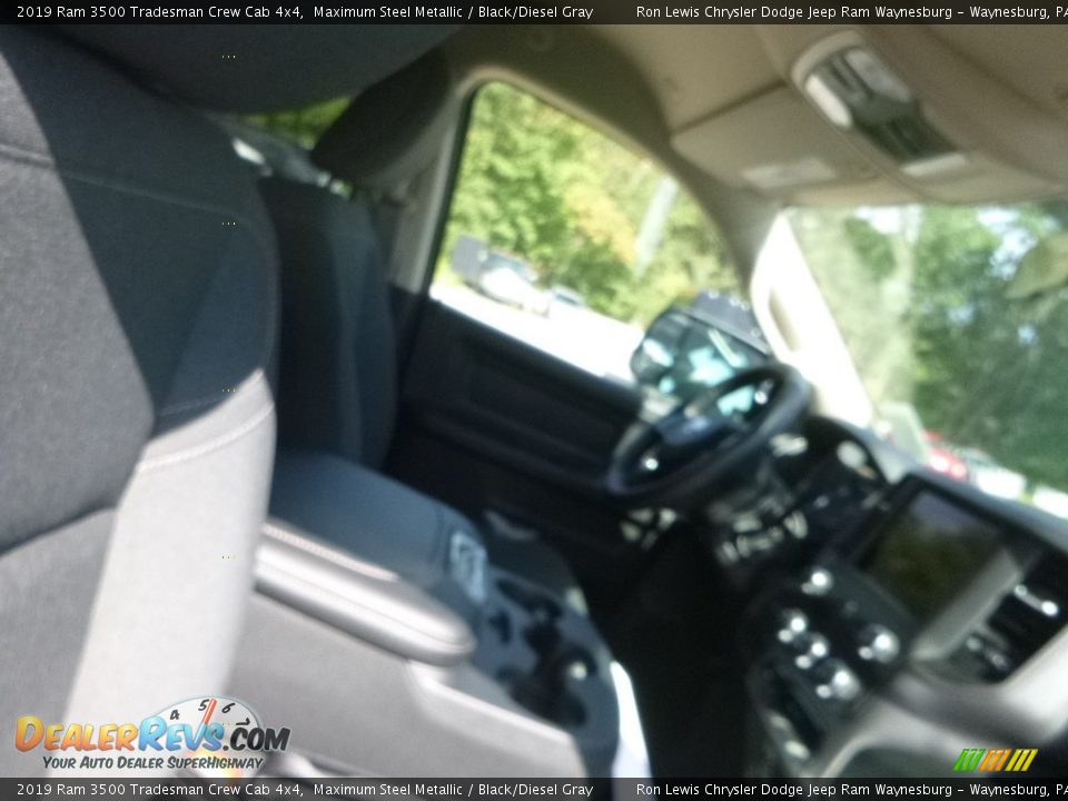 2019 Ram 3500 Tradesman Crew Cab 4x4 Maximum Steel Metallic / Black/Diesel Gray Photo #9