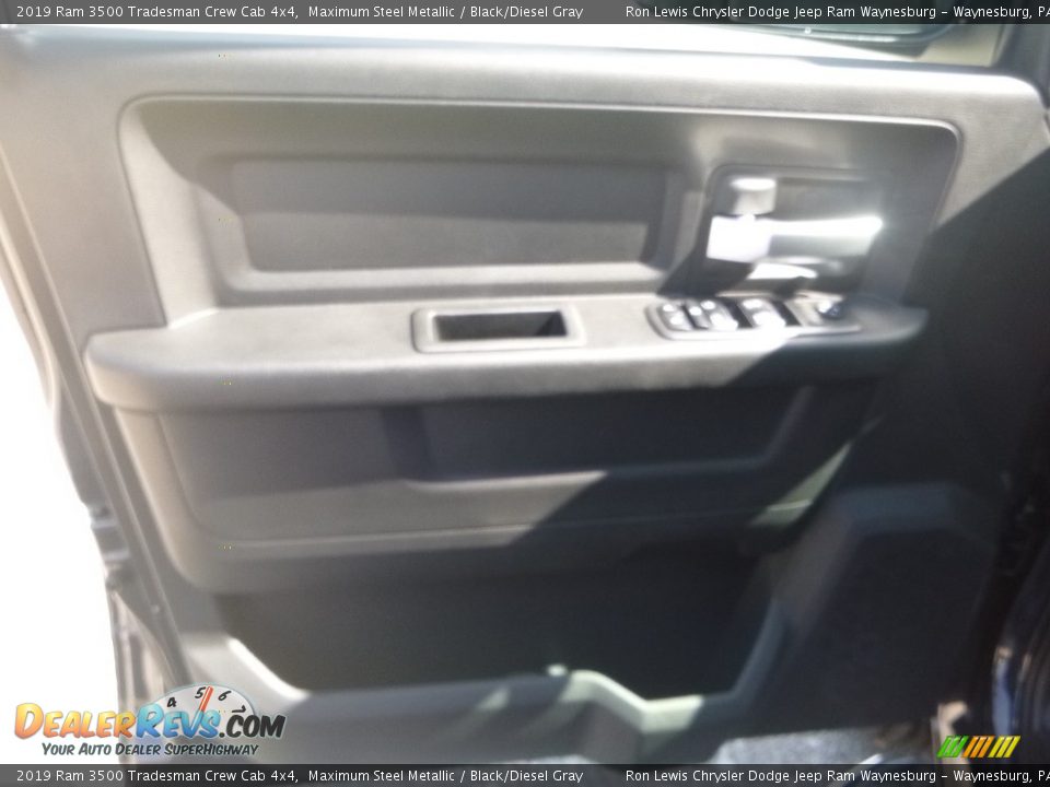 2019 Ram 3500 Tradesman Crew Cab 4x4 Maximum Steel Metallic / Black/Diesel Gray Photo #13