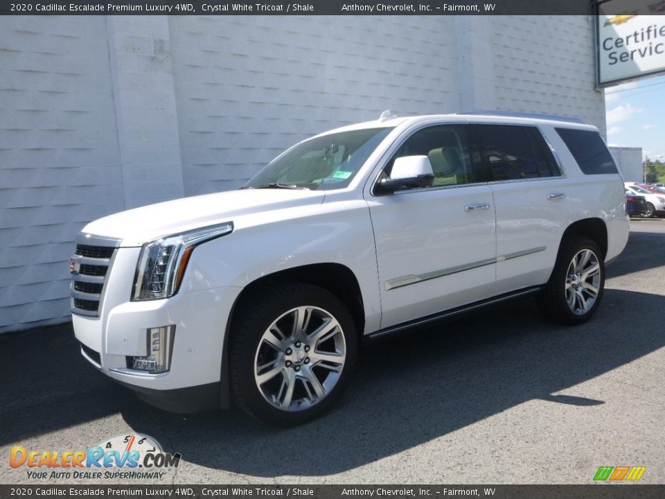 Front 3/4 View of 2020 Cadillac Escalade Premium Luxury 4WD Photo #2