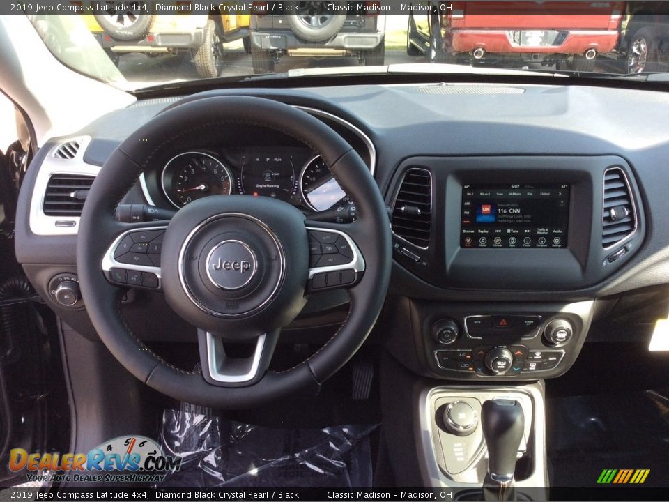 2019 Jeep Compass Latitude 4x4 Diamond Black Crystal Pearl / Black Photo #3