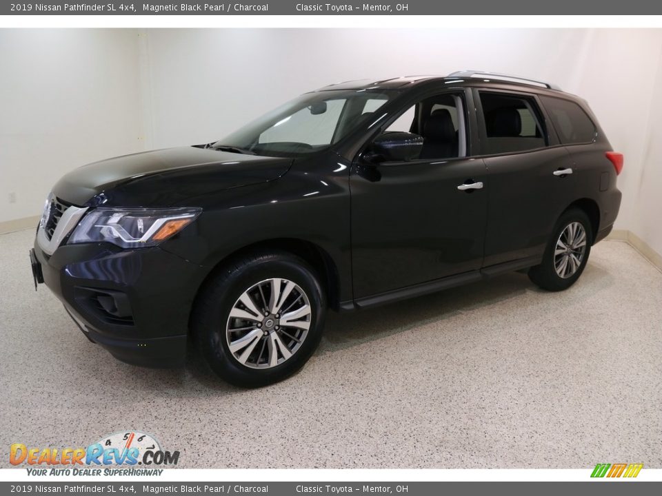 Front 3/4 View of 2019 Nissan Pathfinder SL 4x4 Photo #3