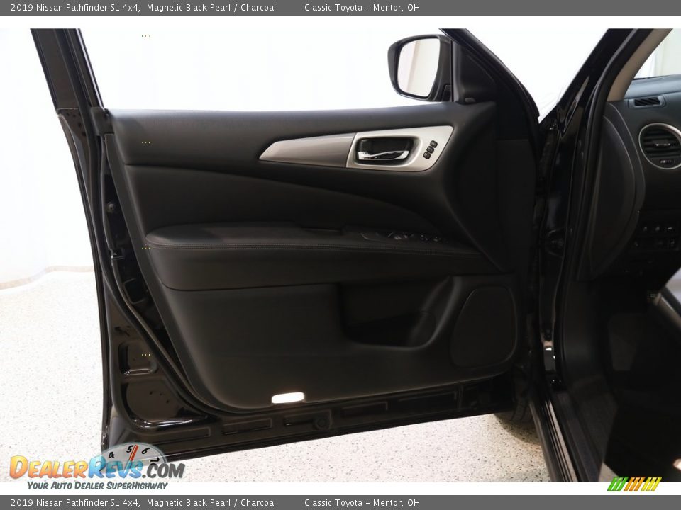 2019 Nissan Pathfinder SL 4x4 Magnetic Black Pearl / Charcoal Photo #4