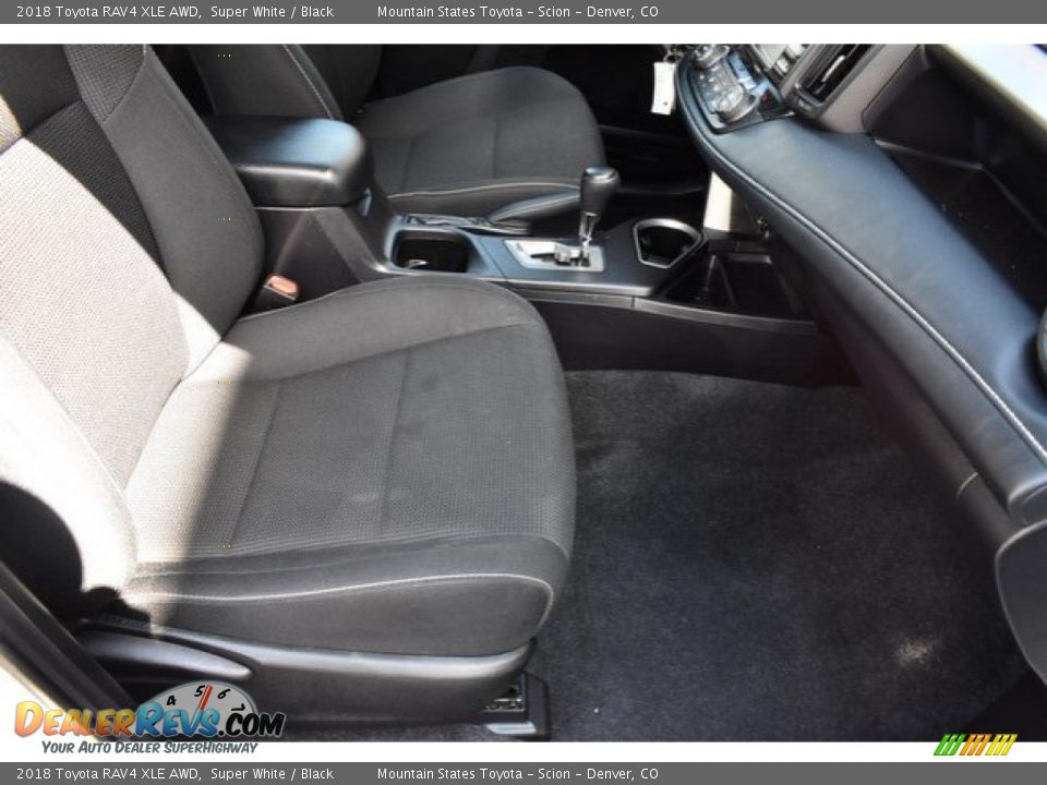 2018 Toyota RAV4 XLE AWD Super White / Black Photo #18